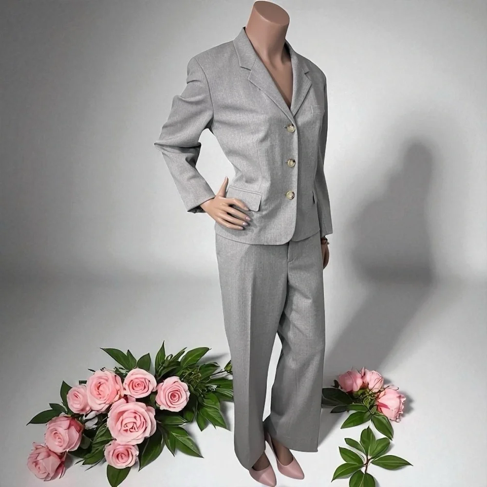 Lauren Ralph Lauren Classic Gray Suit with three  Buttons Closure.☑️